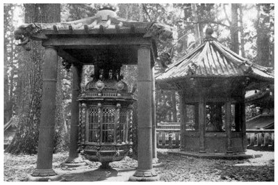 कोरिया से कांस्य लालटेन और हॉलैंड, जापान, 1904 से कैंडेलब्रम द्वारा अज्ञात