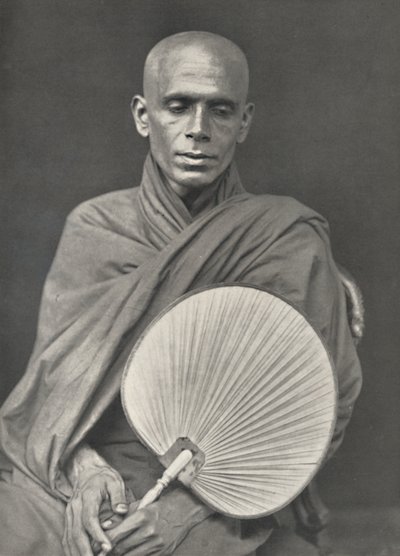 1926 के पाम लीफ फचर के साथ बर्मा संप्रदाय के बौद्ध भिक्षु द्वारा अज्ञात