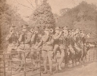 लंदन पार्क में अभ्यास करने वाले बुगलर्स, c1915 1928 द्वारा अज्ञात