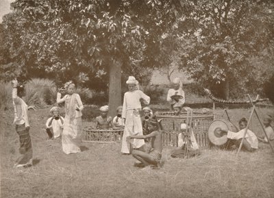 बर्मी संगीतकारों और Pwe नर्तकियों, 1900। द्वारा अज्ञात