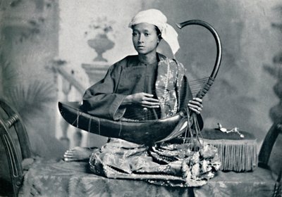 बर्मी वीणा वादक, 1902 द्वारा अज्ञात