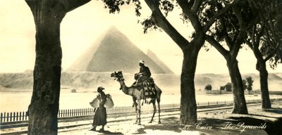 काहिरा - पिरामिड, c1918-c1939। द्वारा अज्ञात