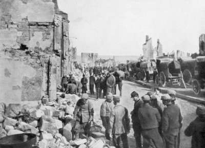कैप्टिव जर्मन कैदी क्लेरमोंट-एन-आर्गोन, फ्रांस, 1914 की सड़कों से मलबा हटा रहे हैं द्वारा अज्ञात