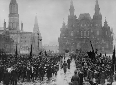 1925 में मास्को में अक्टूबर क्रांति की 8वीं वर्षगांठ के अवसर पर समारोह। द्वारा अज्ञात
