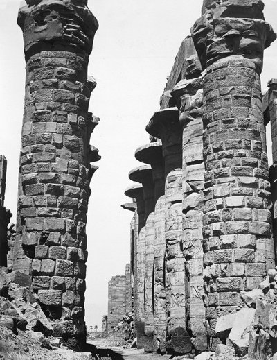 1878 में मिस्र के कर्नाक में महान मंदिर की केंद्रीय गली द्वारा अज्ञात