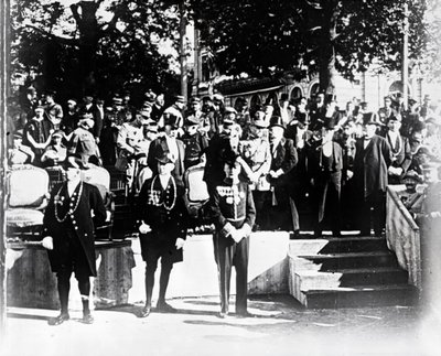 गणमान्य व्यक्तियों और अधिकारियों के साथ समारोह, c1914-c1918 द्वारा अज्ञात