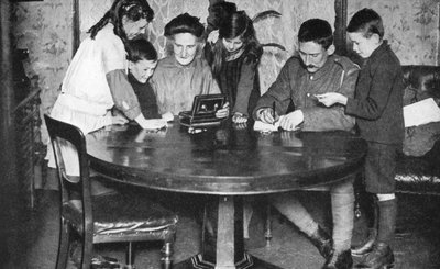 1936 के युद्ध बांड में निवेश करने के लिए अपने पैसे के बक्से को खाली करने वाले बच्चे द्वारा अज्ञात