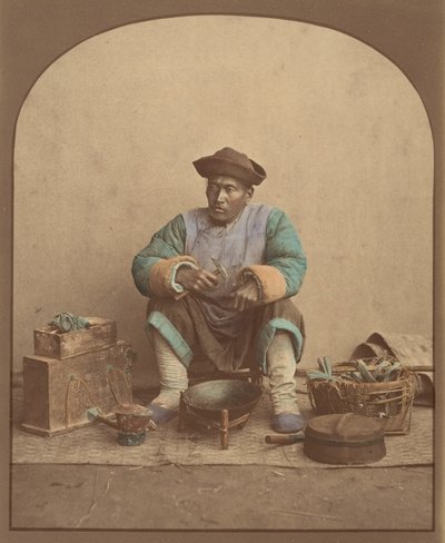 [औज़ारों के साथ बैठा चीनी आदमी], 1870 का दशक। द्वारा अज्ञात