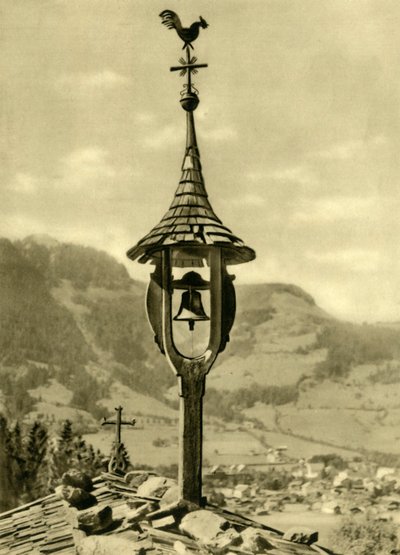 चर्च की घंटी और मौसम वेन, कित्जबेल, टायरॉल, ऑस्ट्रिया, c1935। द्वारा अज्ञात