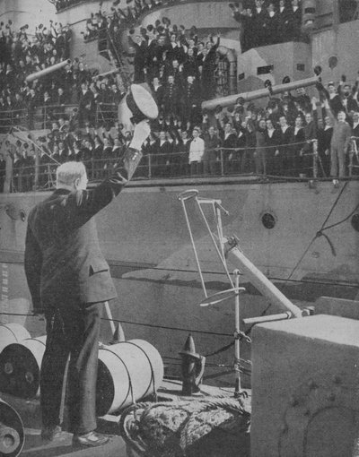 चर्चिल ने एचएमएस प्रिंस ऑफ वेल्स, 1941 के चालक दल के चीयर्स का जवाब दिया द्वारा अज्ञात