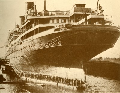 ड्राई डॉक में राजसी की पतवार की सफाई, c1930। द्वारा अज्ञात