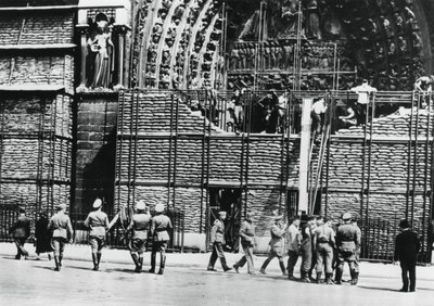 नॉट्रे डेम, जर्मन के कब्जे वाले पेरिस, 1940 के मुखौटे से सैंडबैग सुरक्षा को साफ करना द्वारा अज्ञात
