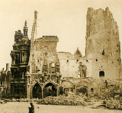 क्लॉक टॉवर और सिटी हॉल, अर्रास, उत्तरी फ्रांस, c1914-c1918 द्वारा अज्ञात