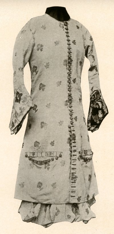 फूल और पत्तियों के साथ बफ ब्रोकेड के कोट और पूर्ण जांघें, c1670, 1937। द्वारा अज्ञात