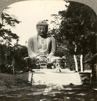 बुद्ध की कोलोसल प्रतिमा, जापान के श्रद्धालु, सिलावन मंदिर, कामाकुरा, जापान में, c1900 में। द्वारा अज्ञात