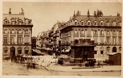 पेरिस के कम्यून (1871) को प्लेस वेंडोम से नष्ट किए गए स्तंभ के साथ देखा गया। फोटोग्राफी। कार्डबोर्ड डिम पर प्रिंट करें। 10,4x6,2 सेमी द्वारा अज्ञात