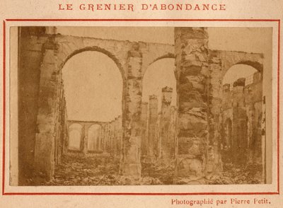 पेरिस का कम्यून (1871): पेरिस में आटा, तेल और शराब के भंडार के लिए नेपोलियन I के तहत निर्मित ग्रेनियर डी'बंडेंस के खंडहरों का दृश्य, मई 1871। पियरे पेपेटिट की तस्वीर। कार्डबोर्ड पर प्रिंट करें, मंद। 9x5,4 सेमी द्वारा अज्ञात