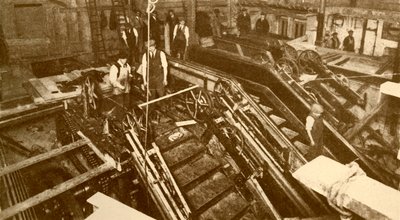 लंदन के बैंक स्टेशन में एस्केलेटर का निर्माण, c1930। द्वारा अज्ञात