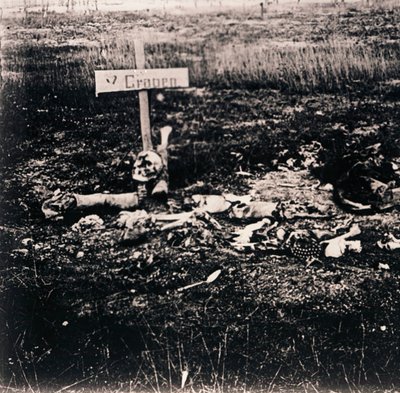 क्रॉस और मानव अवशेष, c1914-c1918 द्वारा अज्ञात