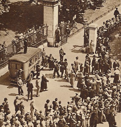 भीड़ 1937 में पुलिस वैन में ले गए गिरफ्तार व्यक्ति को देखती है द्वारा अज्ञात