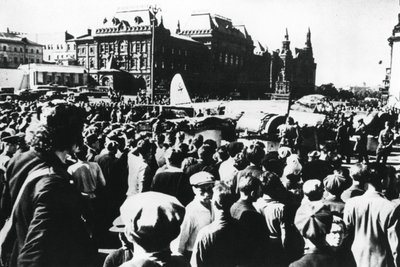 मॉस्को, 1941 में स्वेर्दलोव स्क्वायर, में प्रदर्शन पर एक जर्मन बमवर्षक के आसपास भीड़ द्वारा अज्ञात