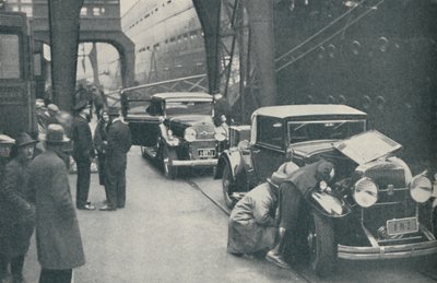 साउथेम्प्टन में मोटर कारों की जांच करने वाले सीमा शुल्क अधिकारी, 1937 द्वारा अज्ञात