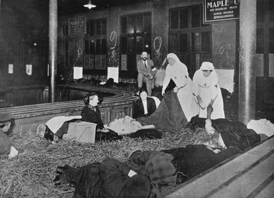 फ्रांस के शरणार्थियों के लिए एक राहत स्टेशन, 1914 में पेरिस के गारे डू नॉर्ड में कस्टम्स रूम द्वारा अज्ञात