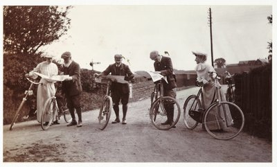 नक्शे देख रहे साइकिल चालक, c 1900 द्वारा अज्ञात