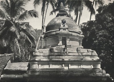 1926 में कैंडी में पवित्र टूथ के मंदिर में डागोबा द्वारा अज्ञात