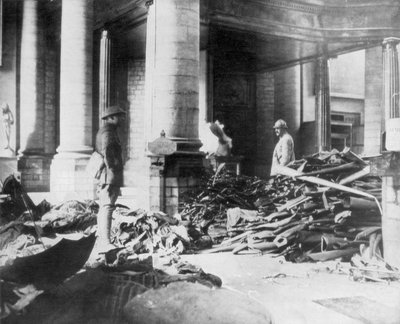 1918 में फ्रांस के दोई चर्च के इंटीरियर को नुकसान द्वारा अज्ञात