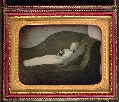 डेड चाइल्ड ऑन अ सोफा, सी। 1855। द्वारा अज्ञात