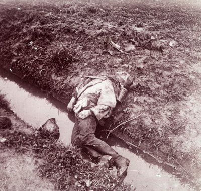 मृत जर्मन सैनिक, Ypres, फ़्लैंडर्स, बेल्जियम, c1914-c1918 द्वारा अज्ञात