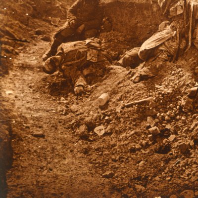 खाई में शव, पर्थ, उत्तरी फ्रांस, c1914-c1918 द्वारा अज्ञात