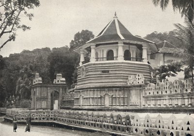 1926 में कैंडी में पवित्र टूथ बुद्ध का मंदिर। द्वारा अज्ञात
