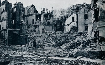 1941 में भीतरी मंदिर के बगीचे से तबाह हुई इमारतें द्वारा अज्ञात