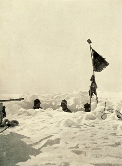 एक डिपो को कवर करने वाली बर्फ की गहराई का पता लगाने के लिए खुदाई, c1908, 1909। द्वारा अज्ञात