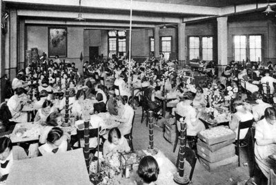 वाटरक्रेस और फ्लावर गर्ल्स क्रिश्चियन मिशन, लंदन में काम करने वाली विकलांग लड़कियों, 1926-1927 द्वारा अज्ञात
