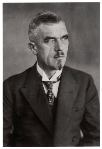 डॉ। लुडविग ड्यूर, जर्मन एयरशिप डिज़ाइनर, 19 वीं सदी के अंत या 20 वीं सदी की शुरुआत में 1933 द्वारा अज्ञात