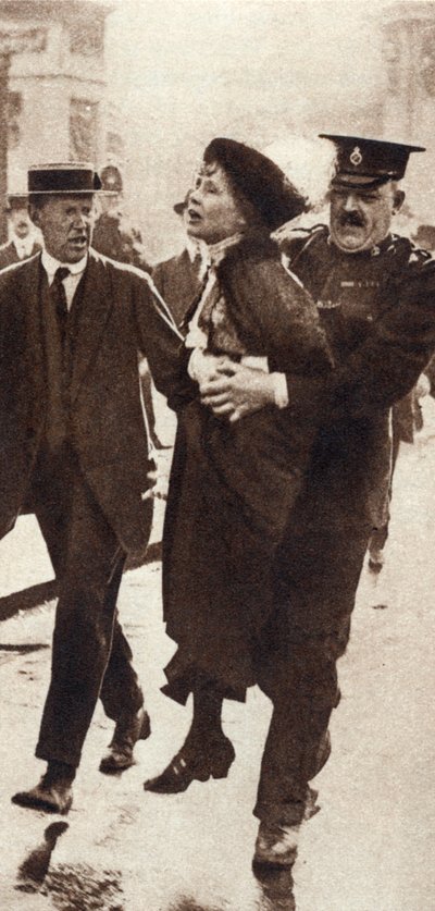 Emmeline Pankhurst को लंदन के बकिंघम पैलेस के बाहर अधीक्षक रॉल्फ ने मई 1914 में गिरफ्तार कर लिया द्वारा अज्ञात