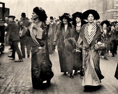 एमलाइन पेथिक लॉरेंस और क्रिस्टाबेल पंकहर्स्ट, c.1908 (फोटो) द्वारा अज्ञात