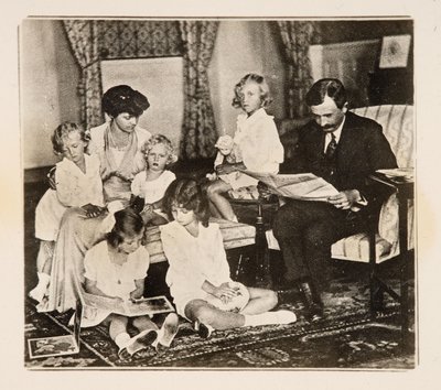 सम्राट चार्ल्स प्रथम और उनका परिवार निर्वासन में, 1920 के दशक में। द्वारा अज्ञात