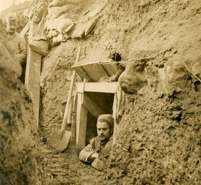 एक डग-आउट आश्रय के लिए प्रवेश, c1914-c1918 द्वारा अज्ञात