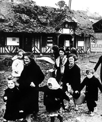 नॉर्मंडी लैंडिंग, फ्रांस, 1944 के दौरान अपने गांव छोड़ने वाले परिवारों ने बमबारी की द्वारा अज्ञात