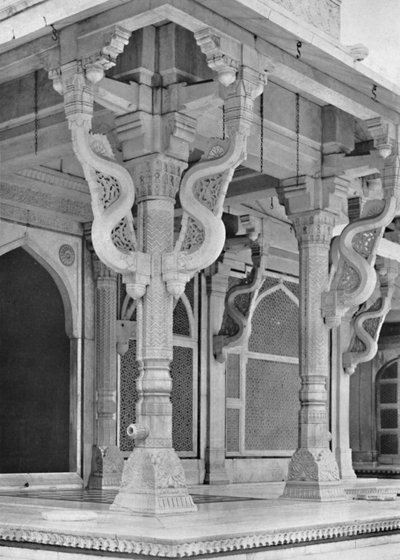 फतेहपुर सीकरी। शेख सलेम क्रिस्टी के मकबरे के सामने खंभे, c1910। द्वारा अज्ञात