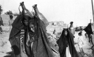 महिला जल वाहक, अमराह, इराक, 1917-1919 द्वारा अज्ञात