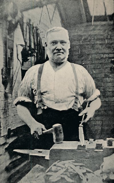 फोर्जिंग ए ब्लेड, c1917 द्वारा अज्ञात