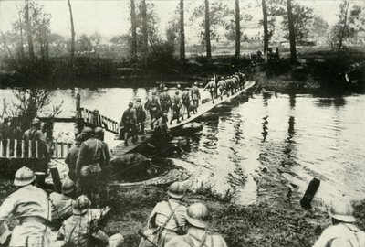 फ्रेंच ट्रूप्स क्रॉसिंग ए रिवर, 1919। द्वारा अज्ञात