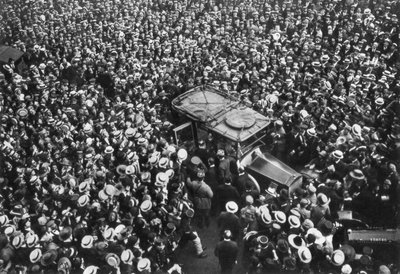 पर्सिशिंग और जोफ्रे, होटल क्रिलॉन, पेरिस, प्रथम विश्व युद्ध, 1917 की जयकार करते हुए फ्रांसीसी भीड़ द्वारा अज्ञात