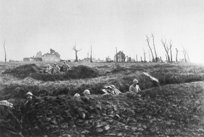 फ्रांसीसी इन्फैन्ट्री, एक बर्बाद खेत, पिकार्डी, फ्रांस, 1918 के सामने कमियां स्थापित करना द्वारा अज्ञात