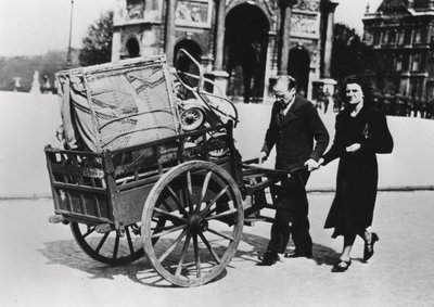 जर्मन, पेरिस, जुलाई 1940 को फ्रांस के पतन के बाद घर लौट रहे फ्रांसीसी शरणार्थी द्वारा अज्ञात